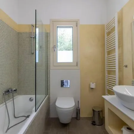 فيلة Olive Grove